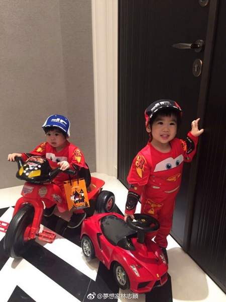 林志颖双胞胎儿子变身小赛车手 戴头盔骑车超帅气
