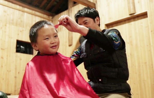 《世界》蔡国庆解锁新技能 变身理发师为孩子理发有模有样