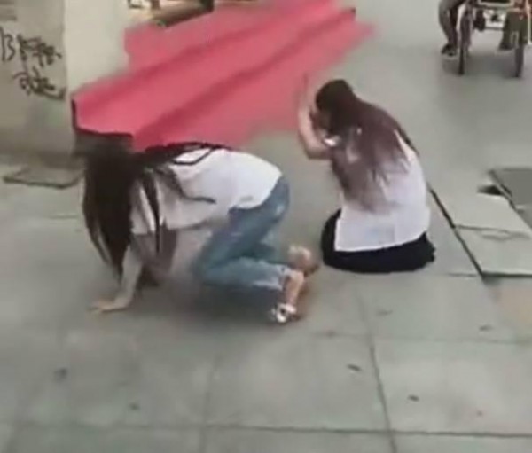 两名美女跪在地上“乞讨”用力过猛，结局出乎意料