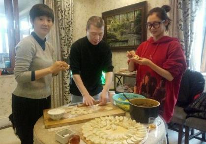 冯小刚徐帆与“冯女郎”吃年夜饭 网友纷纷祝福新年快乐