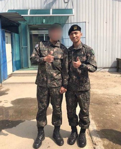 BIGBANG大成新兵训练结业 穿军装与战友合影
