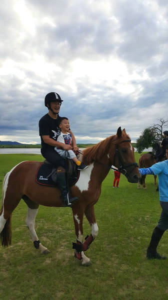 吴京带儿子骑马超帅气 谢楠拿气球拍照享受单人时光