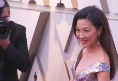 56岁杨紫琼为奥斯卡颁奖，笑容自信，被赞“美人在骨不在皮”！