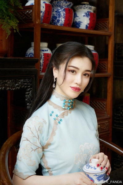 刘翔前妻葛天穿旗袍拍中式写真 红唇抢镜身姿婀娜